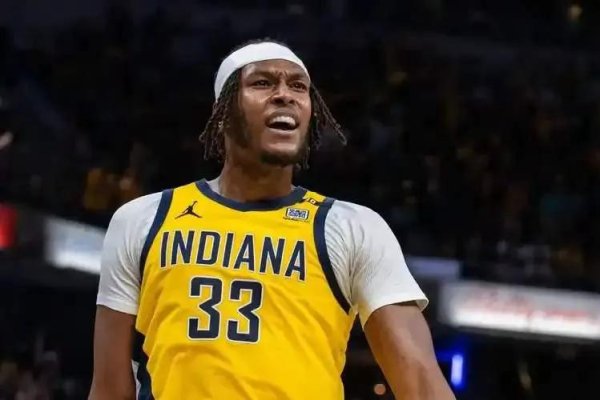 Shams Pacers Sign Center với